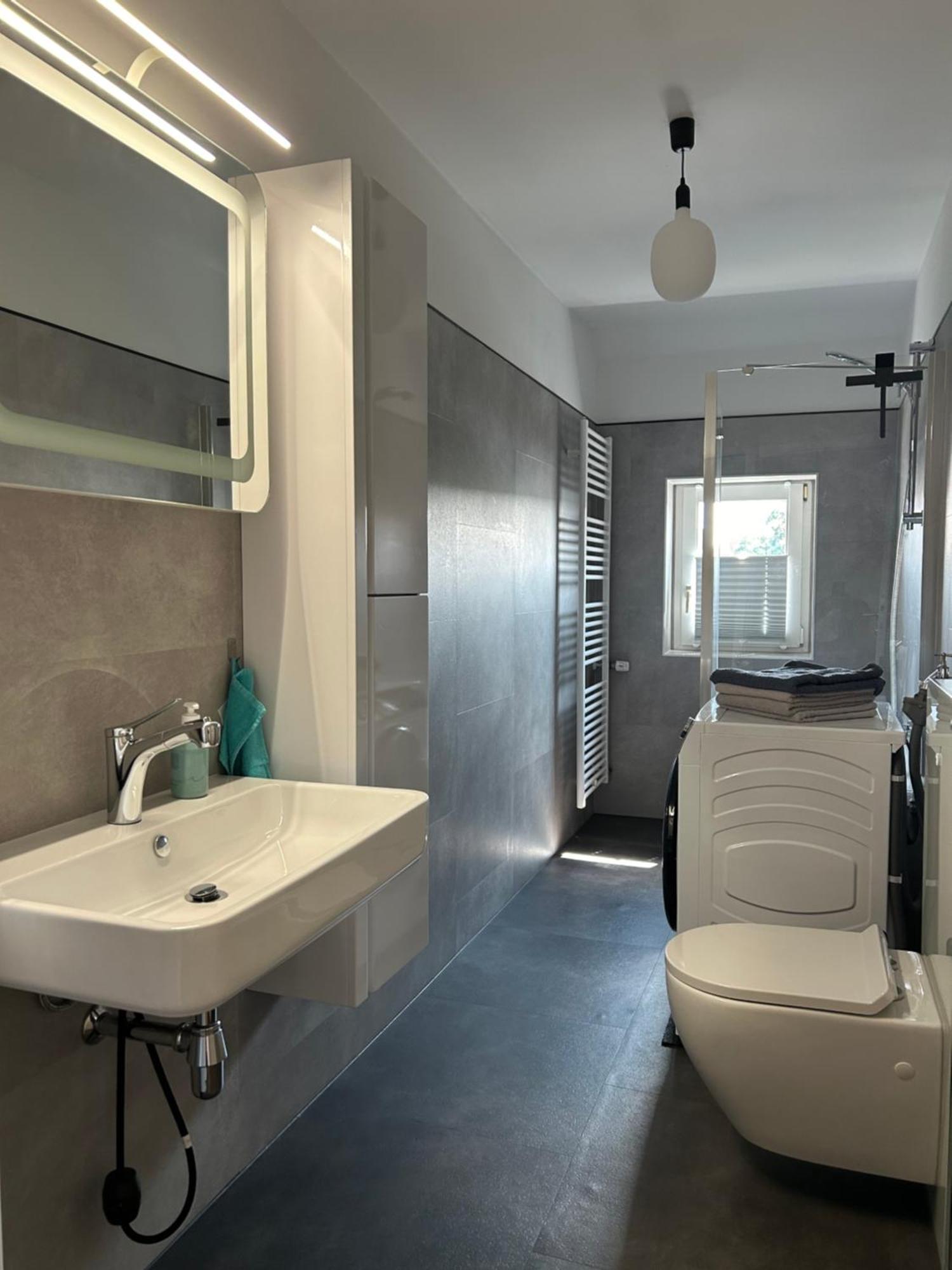 Schoene Neue 4 Zimmer Wohnung Mit Sued-Balkon Bis 8 Personen ナウムブルク エクステリア 写真
