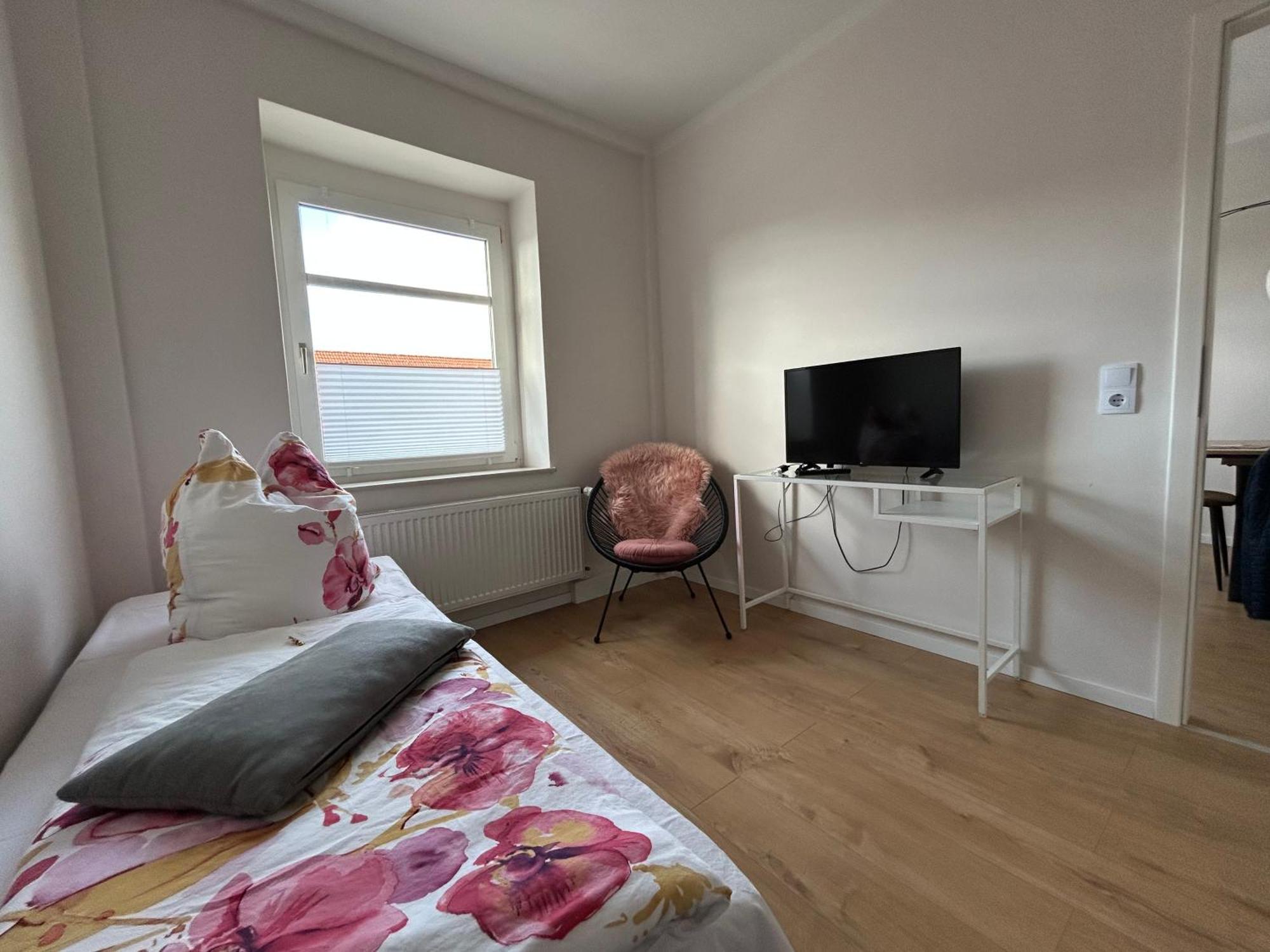 Schoene Neue 4 Zimmer Wohnung Mit Sued-Balkon Bis 8 Personen ナウムブルク エクステリア 写真